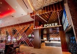 Antarmuka Macau Pools di aplikasi ufcslot99 menampilkan pilihan meja live dealer dengan dealer profesional
